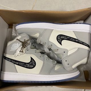 (Category: ) located in . Submitted by shopwith.styleee (Listing ID 1029792229, Image 1). Description: .