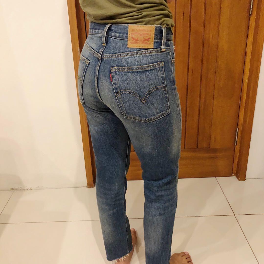 Levi's Wedgie Fit Jeans in Coyote Desert, Women's Fashion, Bottoms, Jeans  on Carousell