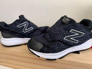 Like new toddler New Balance hook & loop fuel core running shoes sz 7