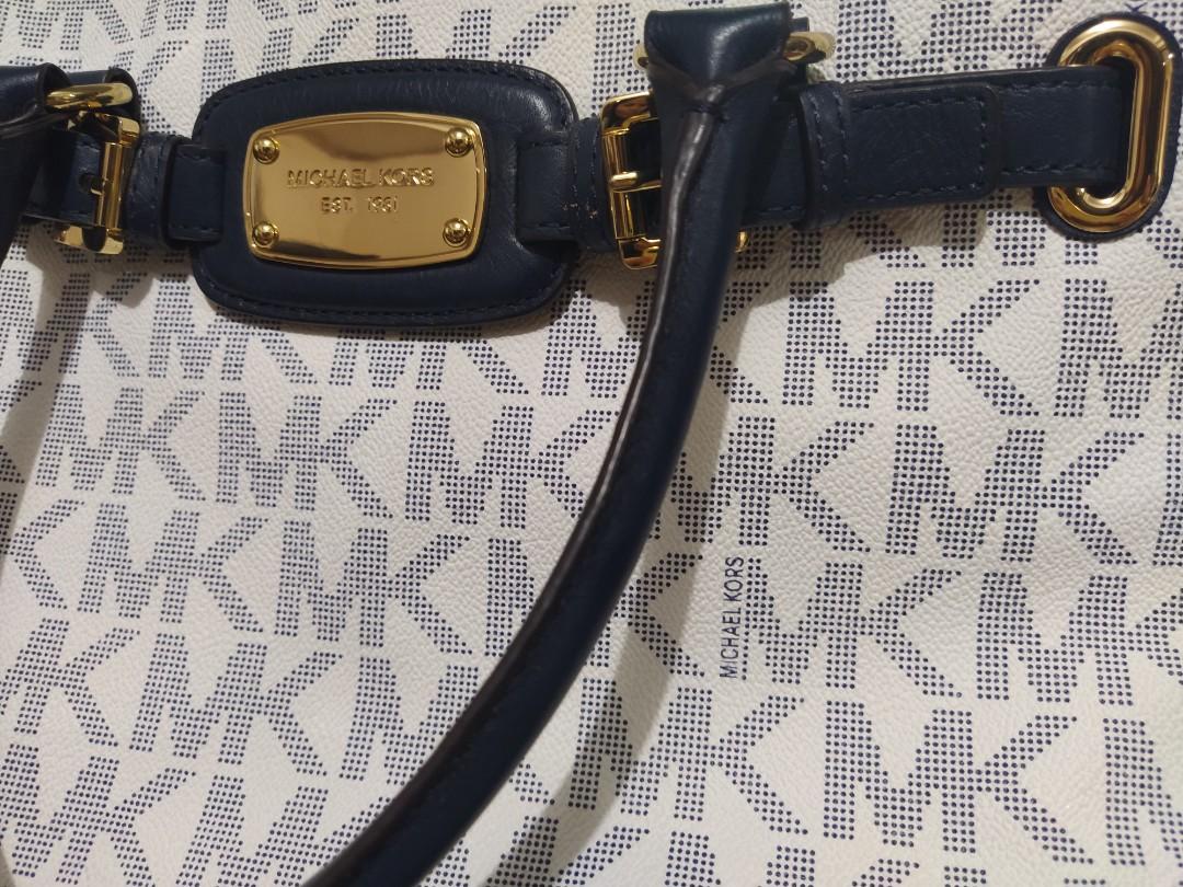 Michael Kors Hamilton LG EW Tote (Category: Luxury Bags & Wallets) located in Paranaque City. Submitted by dhanbei (Listing ID 1029815242, Image 2). Description: Authentic Michael Kors Hamilton Seldomly used (Almost new pa) Very clean meaning walang stain No flaws With tags Open for offers Free to message me for more inquiry ☺️☺️.