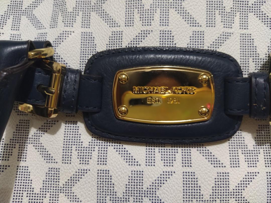 Michael Kors Hamilton LG EW Tote (Category: Luxury Bags & Wallets) located in Paranaque City. Submitted by dhanbei (Listing ID 1029815242, Image 3). Description: Authentic Michael Kors Hamilton Seldomly used (Almost new pa) Very clean meaning walang stain No flaws With tags Open for offers Free to message me for more inquiry ☺️☺️.