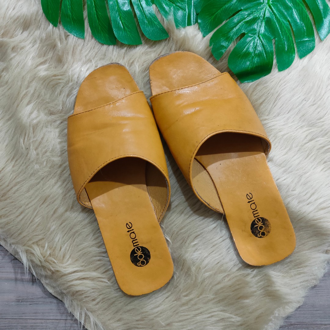 SOLEMATE FLAT SANDAL