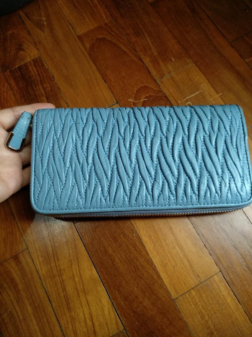 Wallets (Category: Wallets & Card Holders) located in Singapore. Submitted by yong76 (Listing ID 1029669296, Image 3). Description: condition 8/10.