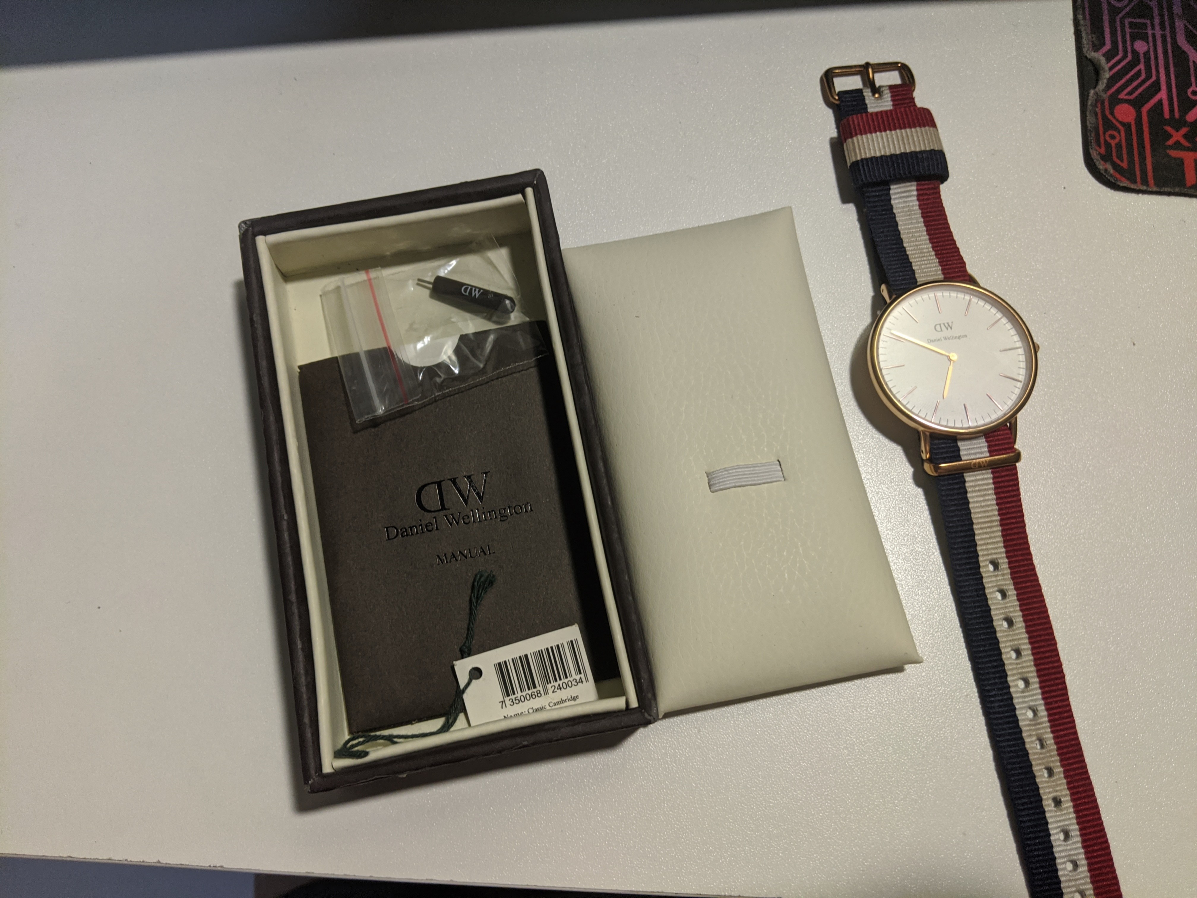 Authentic Daniel Wellington watch, Mobile Phones & Gadgets, Wearables & Smart on Carousell