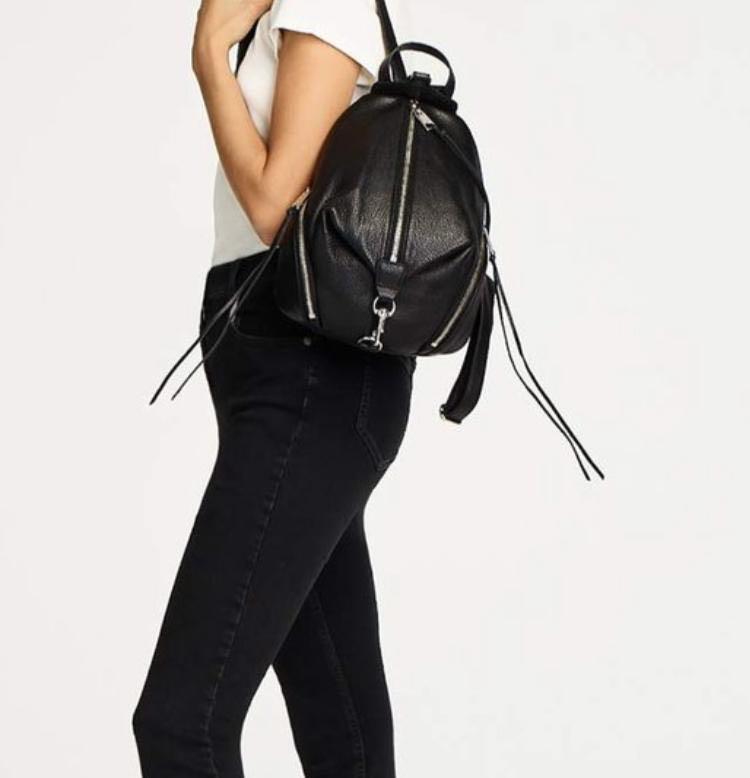 Backpack （分類：背囊）位於 Hong Kong。 由 abcdefg32 提交（商品編號 1030017064，圖片 4）。簡介： Rebecca Minkoff Medium Julian Backpack 7.5" W X 10" H X 5" D 2 側格 3 內格 長度可調較 全新包防塵袋。