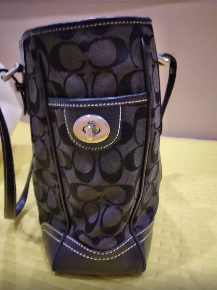 Coach Women’ Bag (Category: Luxury Bags & Wallets) located in Bugallon. Submitted by h_b_p (Listing ID 1030018764, Image 2). Description: Coach handbag Used but not abused Pangasinan area 09173030332 Authentic Black Presentable.