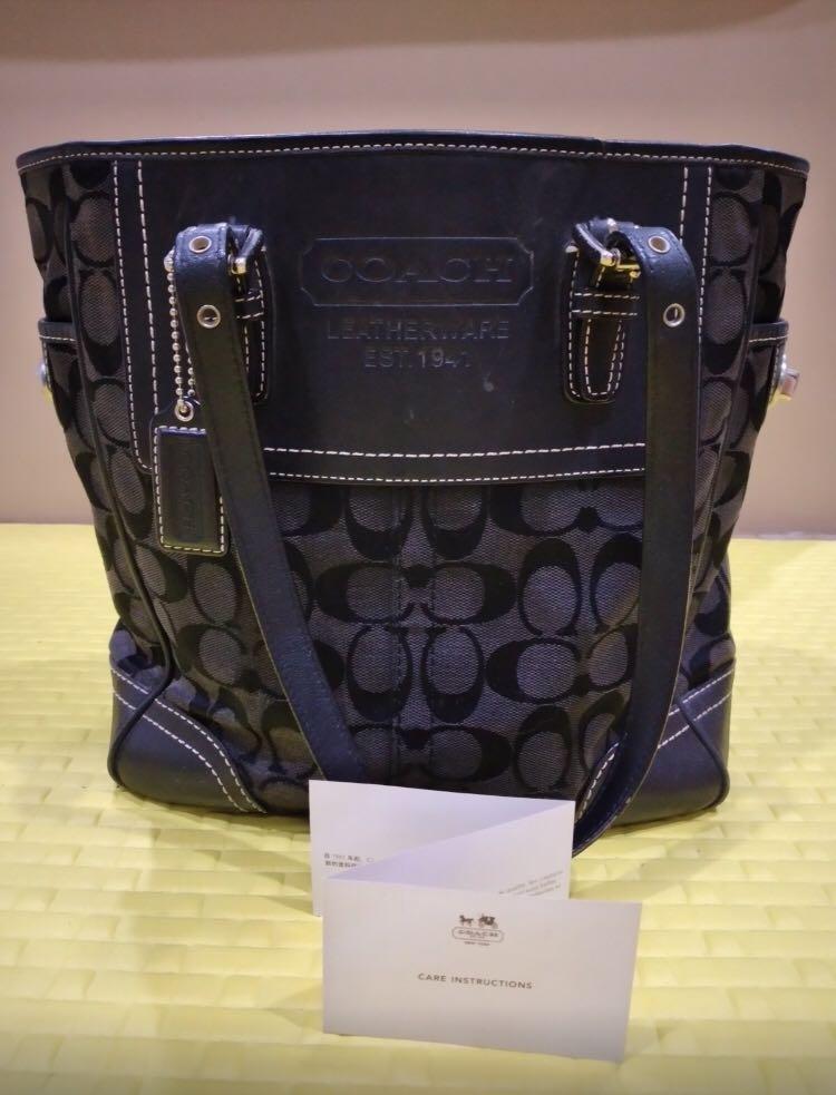 Coach Women’ Bag (Category: Luxury Bags & Wallets) located in Bugallon. Submitted by h_b_p (Listing ID 1030018764, Image 1). Description: Coach handbag Used but not abused Pangasinan area 09173030332 Authentic Black Presentable.