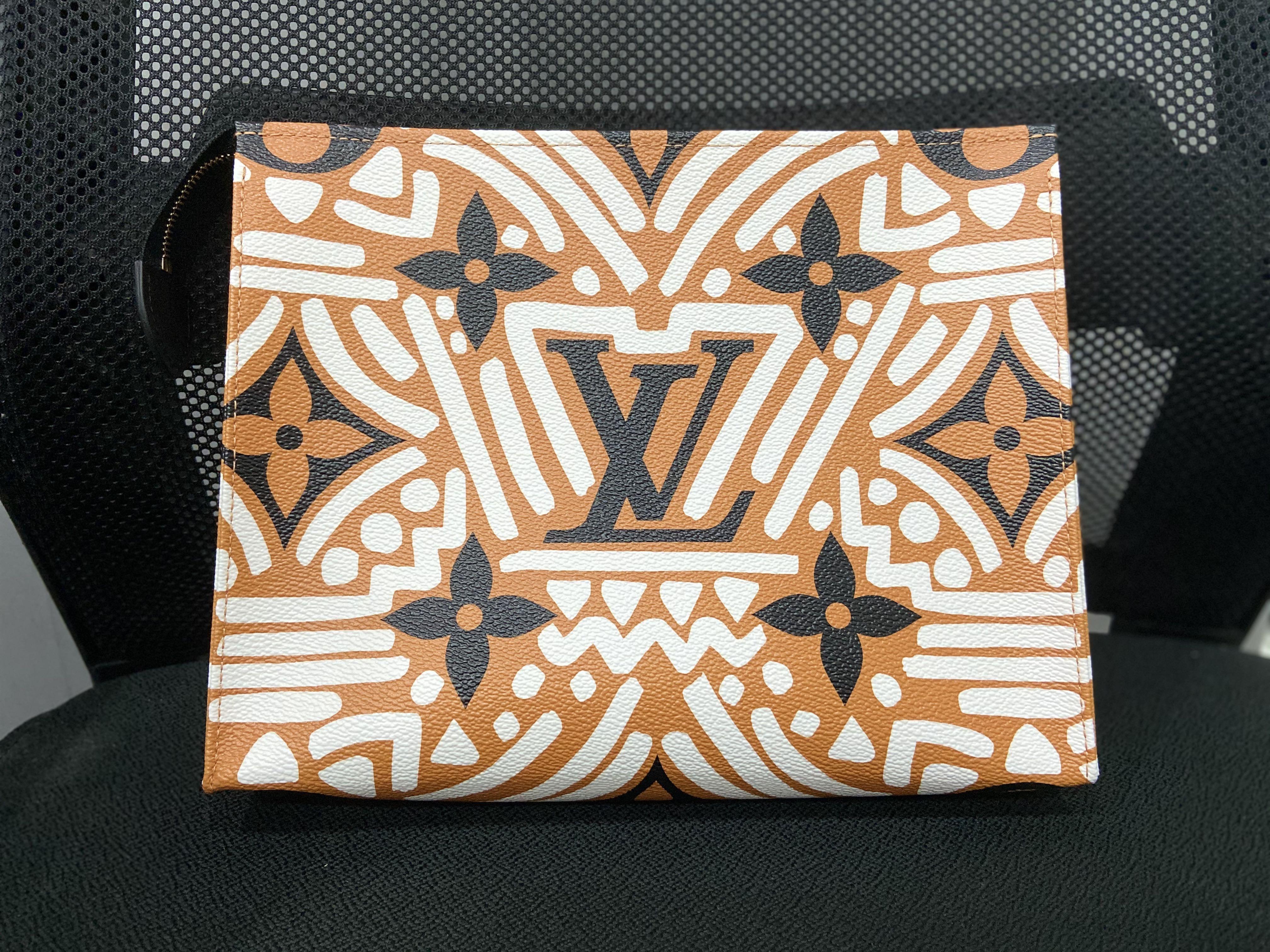 Lv crafty 2025 pochette toilette