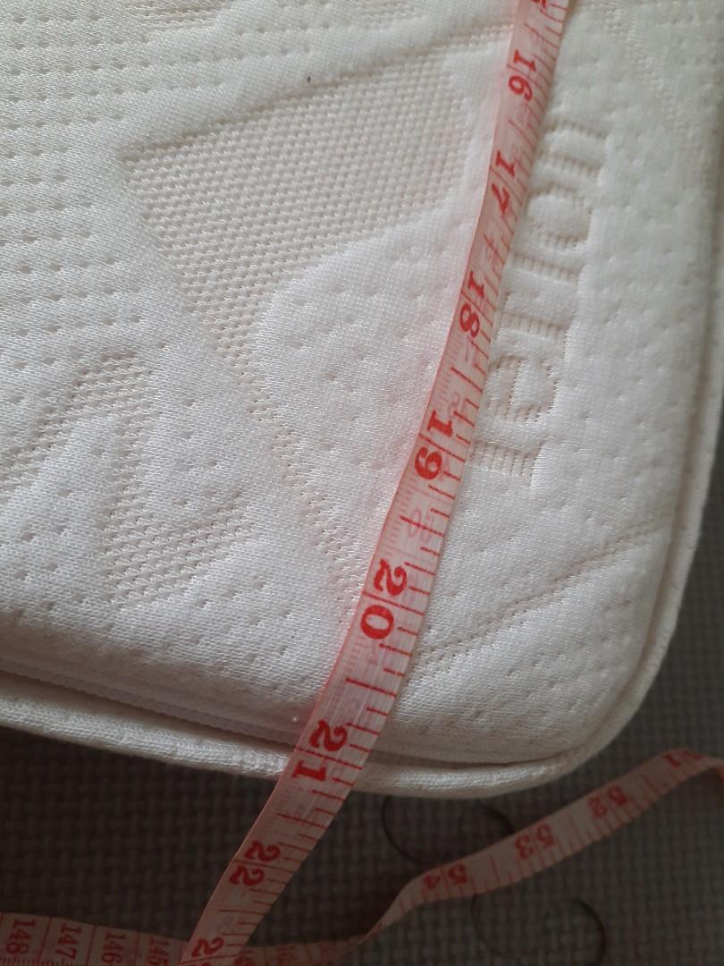 Tinywinks baby crib mattress (Category: Cots & Cribs) located in Las Pinas. Submitted by closetful.ph (Listing ID 1029971227, Image 3). Description: last price posted. Premium crib mattress. VGUC, no flaw. custom size 3.5"H x 21"W x 33"L. will fit a baby 1st brand co-sleeper also listed.