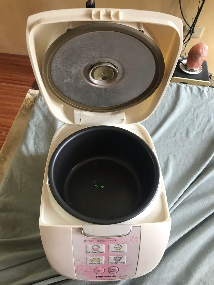 Panasonic rice cooker (Category: Cookers) located in Navotas City. Submitted by mph_thrift (Listing ID 1030142763, Image 1). Description: Panasonic sr-df101 good condition 220v.