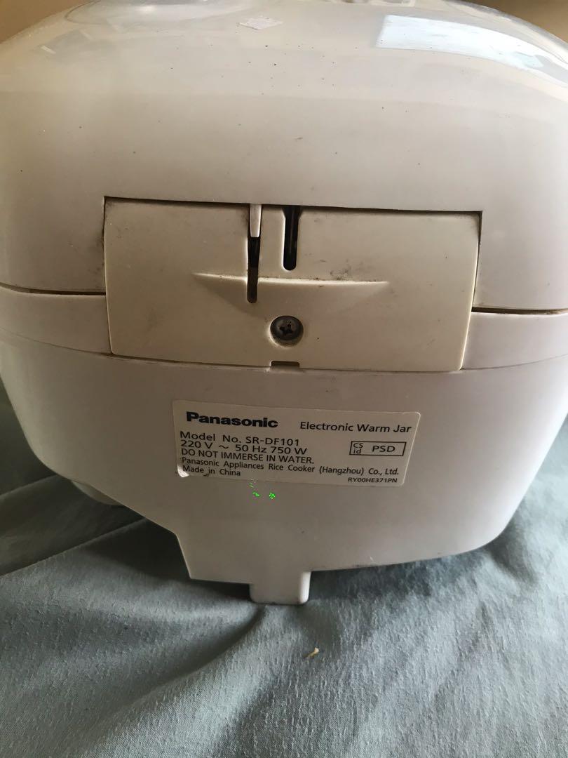 Panasonic rice cooker (Category: Cookers) located in Navotas City. Submitted by mph_thrift (Listing ID 1030142763, Image 3). Description: Panasonic sr-df101 good condition 220v.
