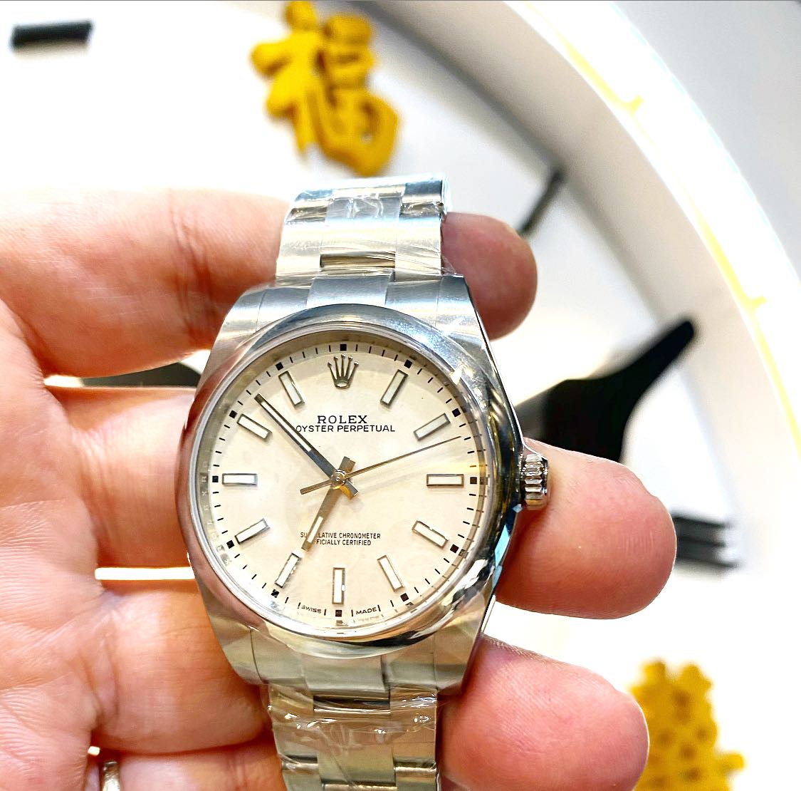 Rolex 114300 Oyster Perpetual 39mm white