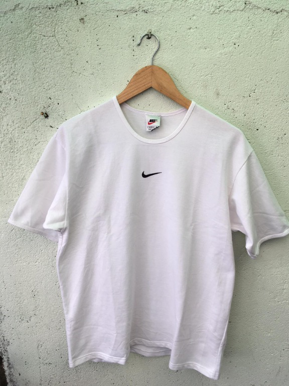 Nike middle swoosh tee 2025
