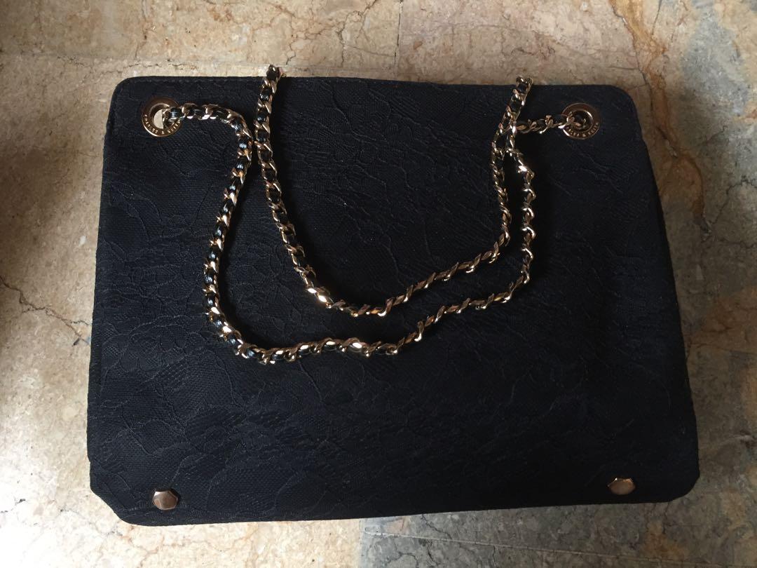 Charles & Keith chain bag (Category: Purses & Pouches) located in Legazpi City. Submitted by brandedstuffphl (Listing ID 1030537793, Image 1). Description: Charles & Keith chain bag.