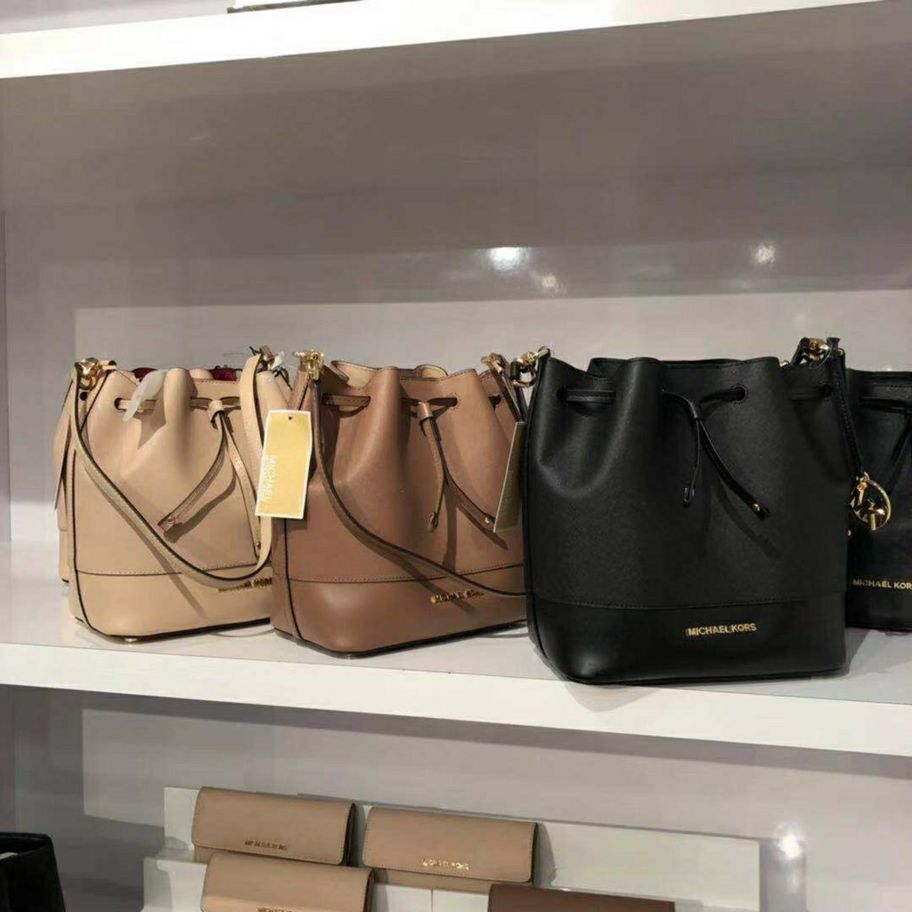 Michael Kors MK Outlet Handbag Sling bag Original 100%, Women's Fashion,  Bags & Wallets, Purses & Pouches on Carousell