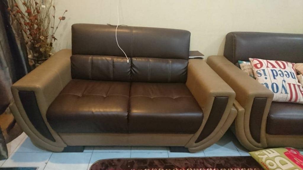 Sofa Kulit Warna Coklat 2 Dan 3 Home Furniture Home Decor On Carousell