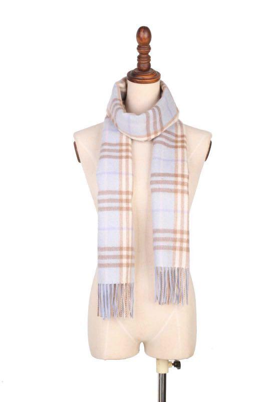 UGG scarf （分類：絲巾）位於 Hong Kong。 由 vera_2867 提交（商品編號 1030479213，圖片 1）。簡介： Dusty blue check scarf from UGG eversheepskins and everugg Australia. 100%authentic With original box without tag Material: 100% aussie wool Size: length 168 cm, width 30 cm Original price: ard AUD60。