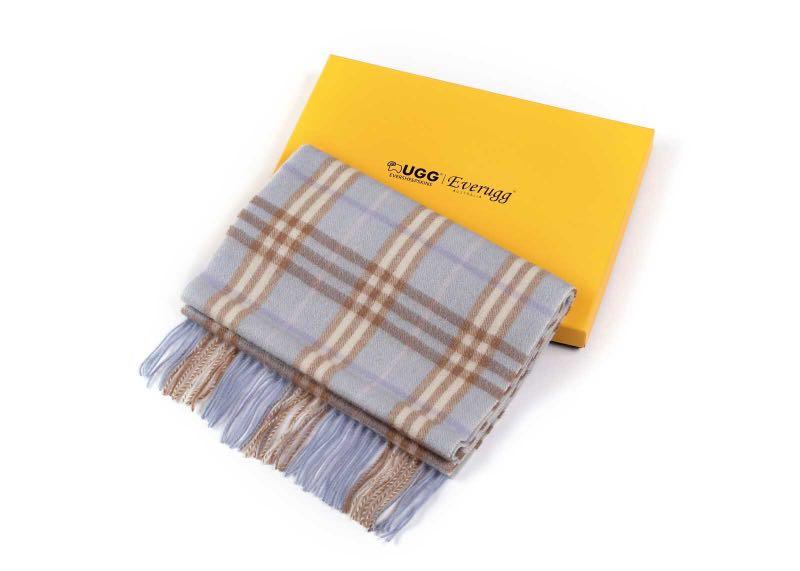 UGG scarf （分類：絲巾）位於 Hong Kong。 由 vera_2867 提交（商品編號 1030479213，圖片 2）。簡介： Dusty blue check scarf from UGG eversheepskins and everugg Australia. 100%authentic With original box without tag Material: 100% aussie wool Size: length 168 cm, width 30 cm Original price: ard AUD60。