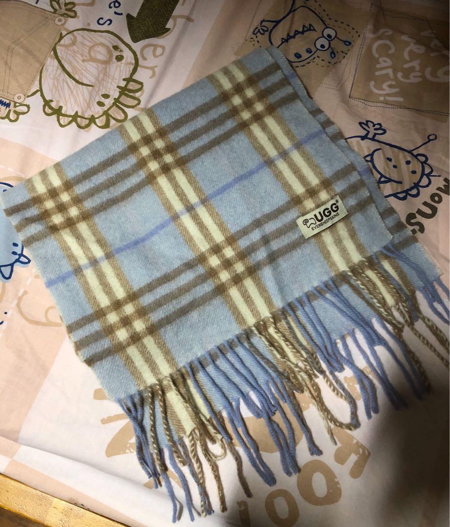 UGG scarf （分類：絲巾）位於 Hong Kong。 由 vera_2867 提交（商品編號 1030479213，圖片 3）。簡介： Dusty blue check scarf from UGG eversheepskins and everugg Australia. 100%authentic With original box without tag Material: 100% aussie wool Size: length 168 cm, width 30 cm Original price: ard AUD60。