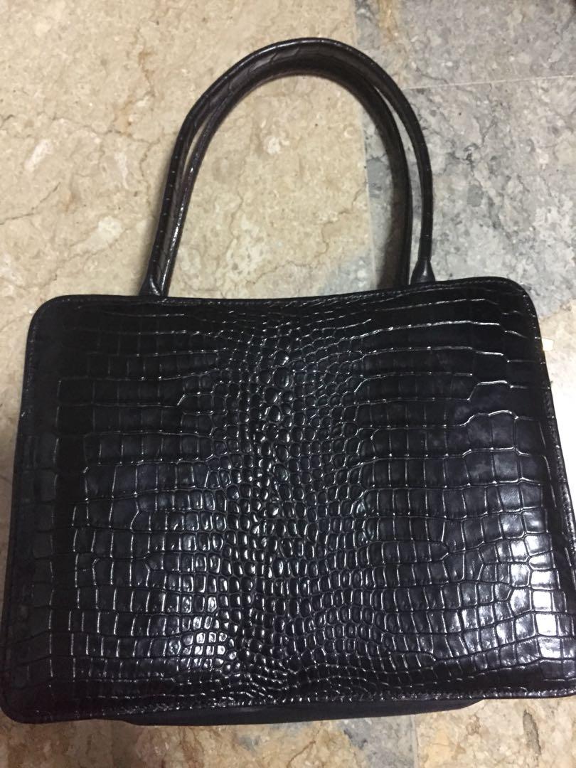 Valentino handbag (Category: Tote Bags) located in Legazpi City. Submitted by brandedstuffphl (Listing ID 1030543507, Image 2). Description: Valentino handbag 3 compartments.