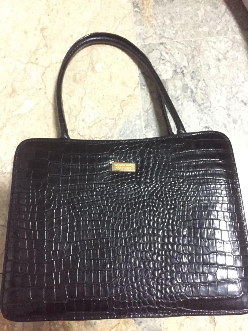 Valentino handbag (Category: Tote Bags) located in Legazpi City. Submitted by brandedstuffphl (Listing ID 1030543507, Image 1). Description: Valentino handbag 3 compartments.