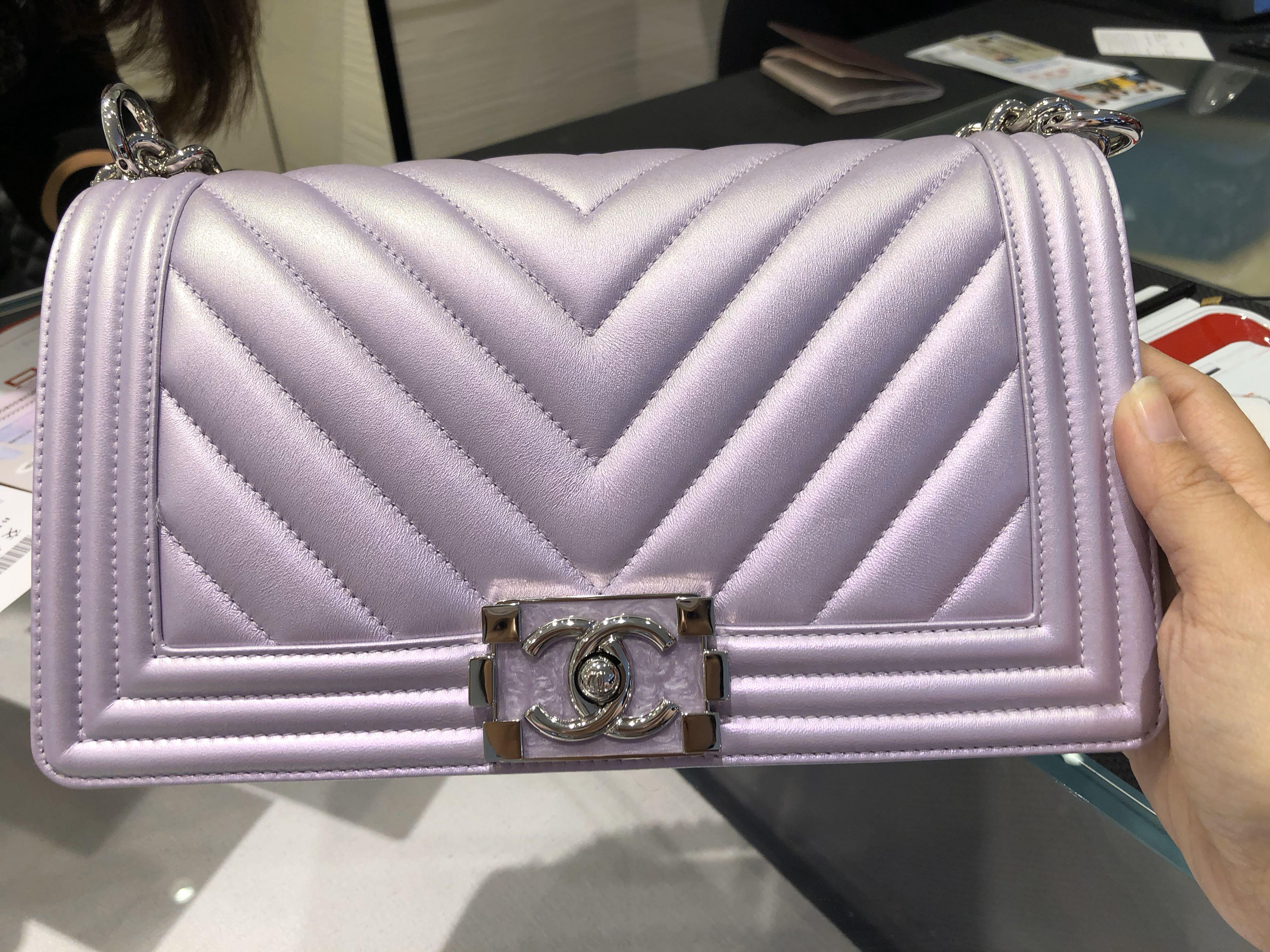 Chanel le online boy iridescent