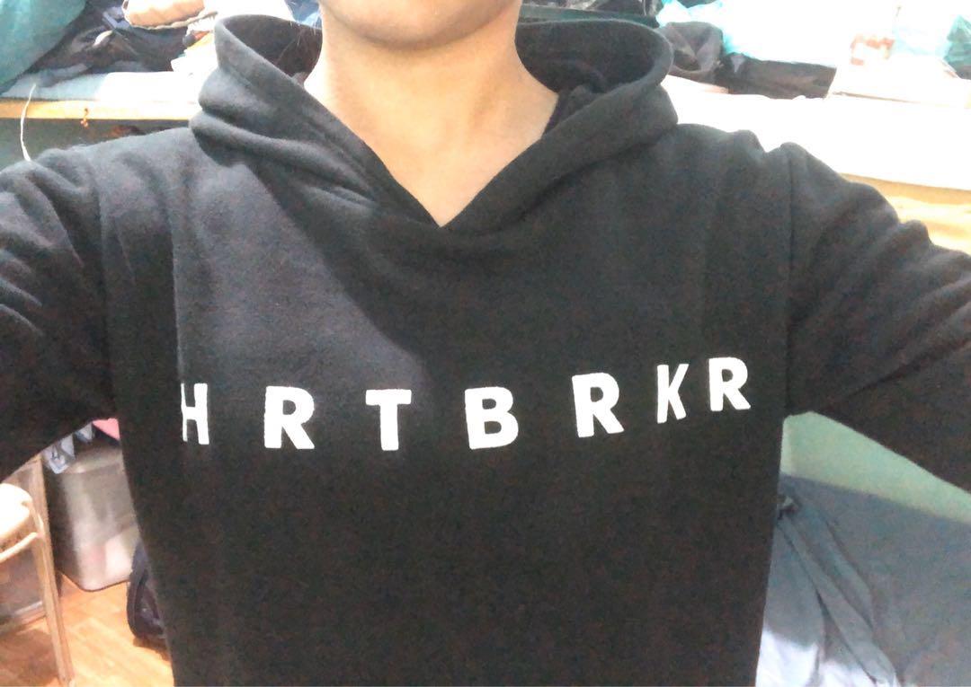 Cropped Hoodie (Category: Coats, Jackets and Outerwear) located in Manila. Submitted by dclutterrr (Listing ID 274793143, Image 3). Description: Thick & Good quality fabric Cotton It fits small to medium No flaw/s .