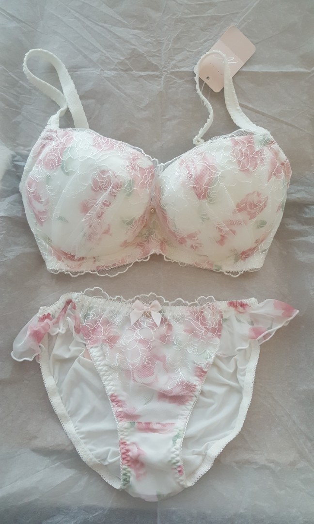 65F/70E/32DD] Bra&Panty Set (No.3), Women's Fashion, New Undergarments &  Loungewear on Carousell