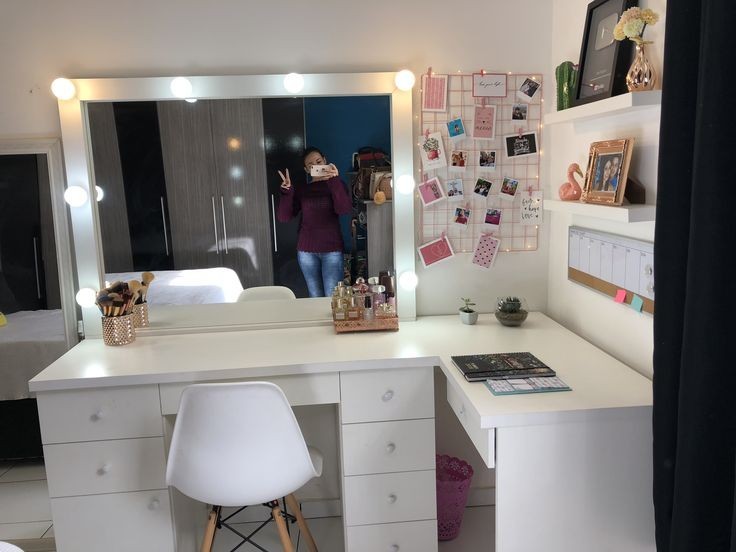 L Shaped Vanity Table Mirror, Desk And Vanity