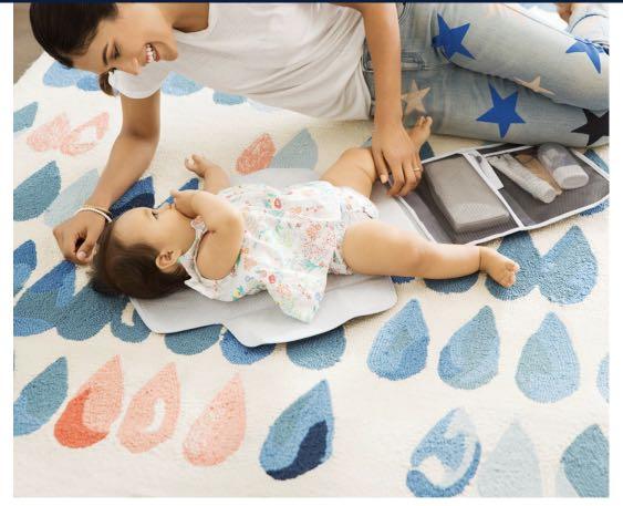 Munchkin Portable diaper changing kit (Category: Changing Tables & Stations) located in Muntinlupa City. Submitted by goblinsbrideph (Listing ID 1030922697, Image 3). Description: Brandnew, with wipe case included.