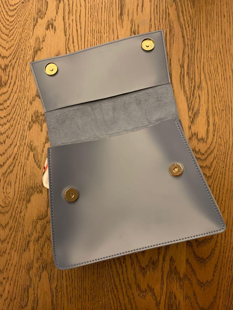 Stylish basic handbag (Category: Cross-body Bags) located in Singapore. Submitted by dubbed (Listing ID 1030984013, Image 2). Description: Stylish handbag for general use etc. Great gift for someone special..