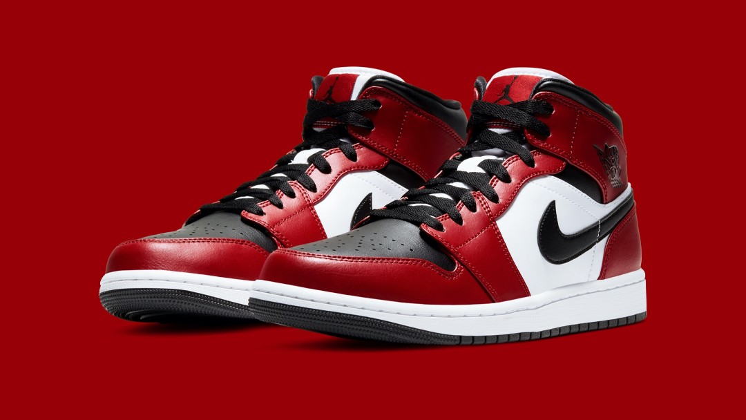 Air Jordan 1 mid chicago black toe Men s Fashion Footwear Sneakers on Carousell