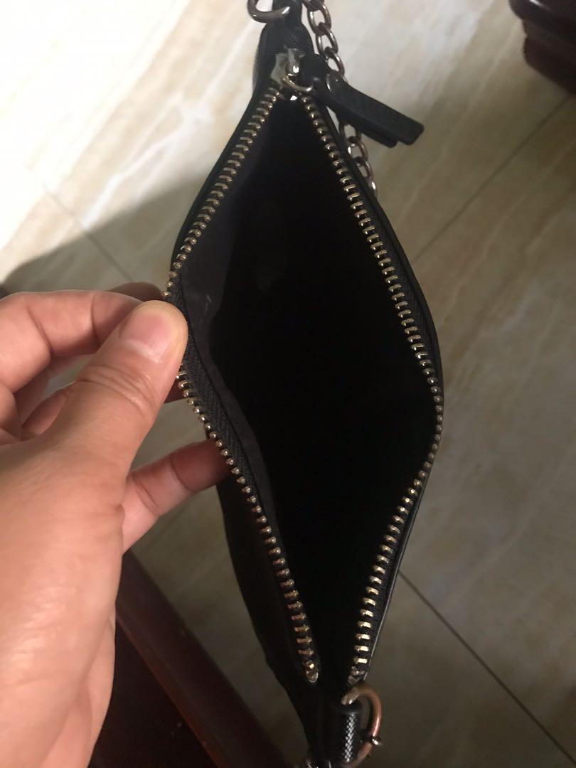 Forever21 sling bag (Category: Shoulder Bags) located in Caloocan City. Submitted by mayeth.r (Listing ID 1031022454, Image 2). Description: Black good condition .