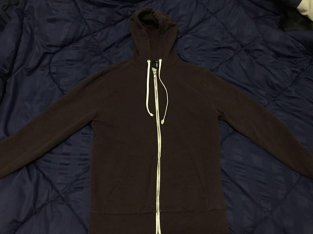 H&M Basic Sweater (Category: Coats, Jackets and Outerwear) located in Seremban. Submitted by nafyst (Listing ID 1031190270, Image 1). Description: Letting go my old sweater. Colour faded a bit as in picture. No defect.