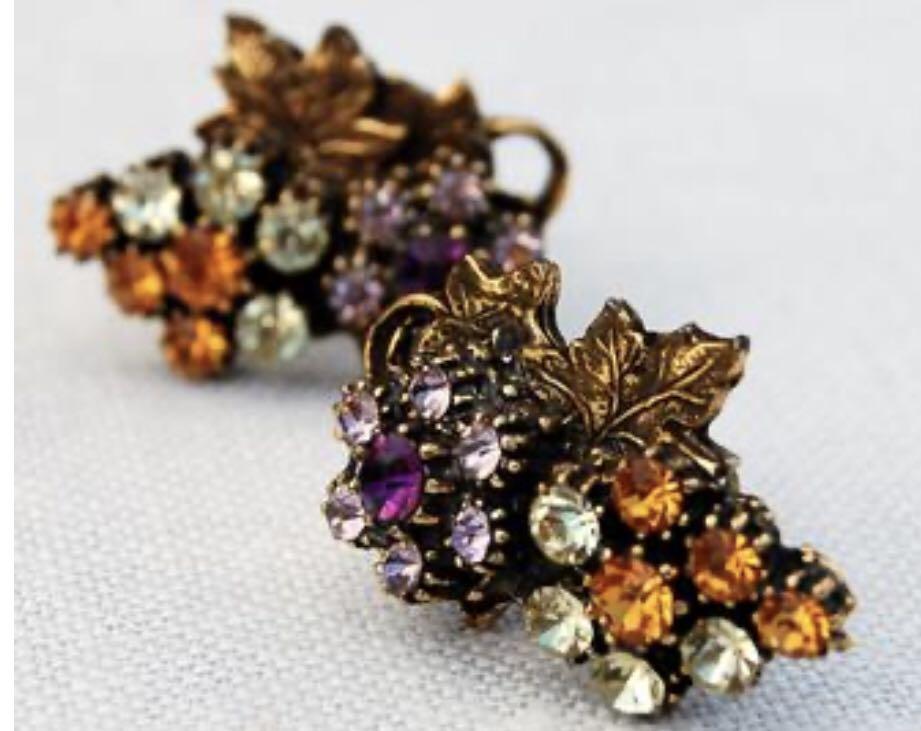 Vintage 50s Floral Earrings (Category: Earrings) located in Makati City. Submitted by tin_ph (Listing ID 1031128911, Image 1). Description: Never used. Lock using screw-type. Very vintage would look classy to anyone wearing them. Originally bought at Etsy for around 1500php (minus shipping)..