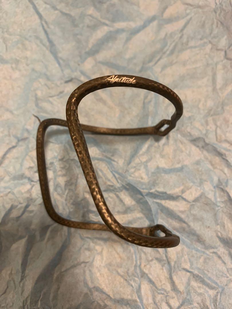 Alpitude bottle cage top