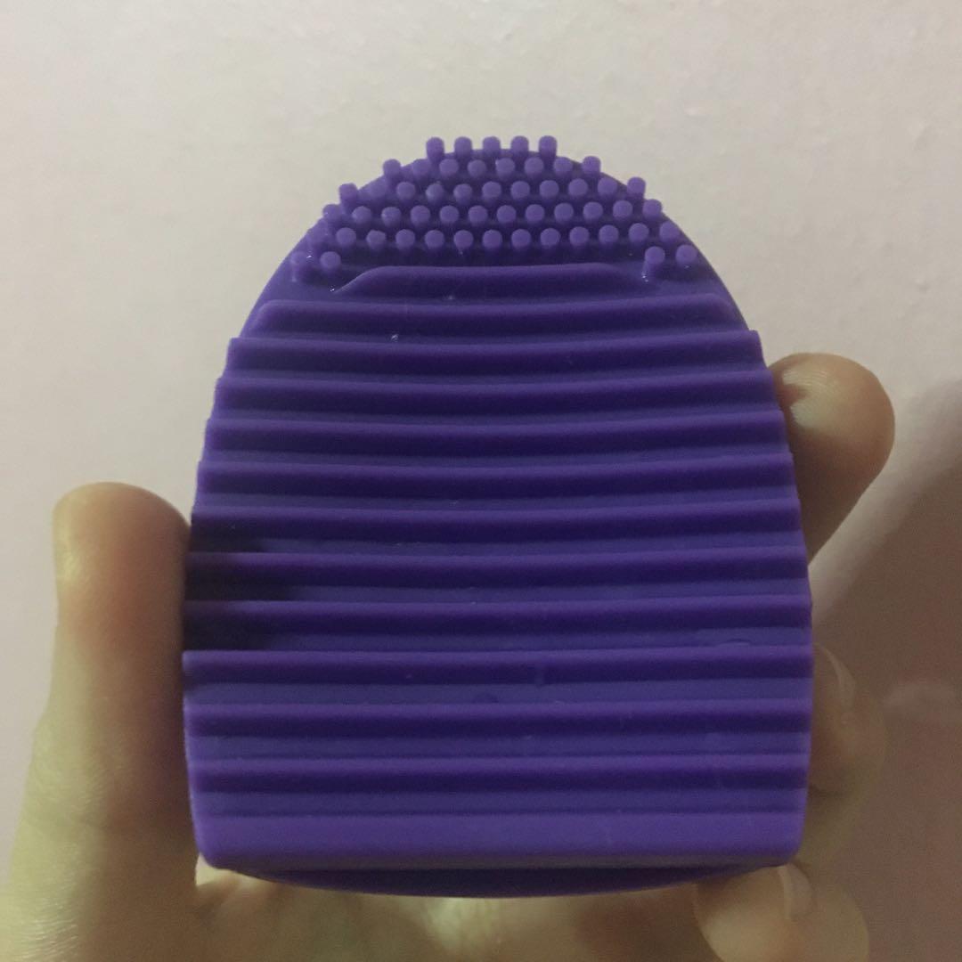 Brushegg makeup brush cleaner (Category: Makeup) located in Las Pinas. Submitted by stuffedbunny (Listing ID 1031383831, Image 2). Description: Used once. I just have this on my dresser. This is more appropriate for makeup enthusiasts 😅 Product is a little wet in photo because I just sanitized it with Kurin for selling. *should go with other purchases.