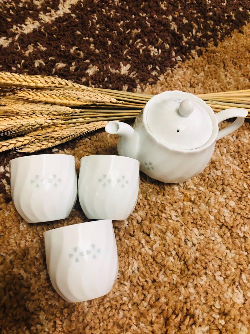 teapot set white arita porcelain (Category: Coffee & Tea Tableware) located in Manila. Submitted by littleliam85 (Listing ID 1031347673, Image 1). Description: sf c/o buyer.