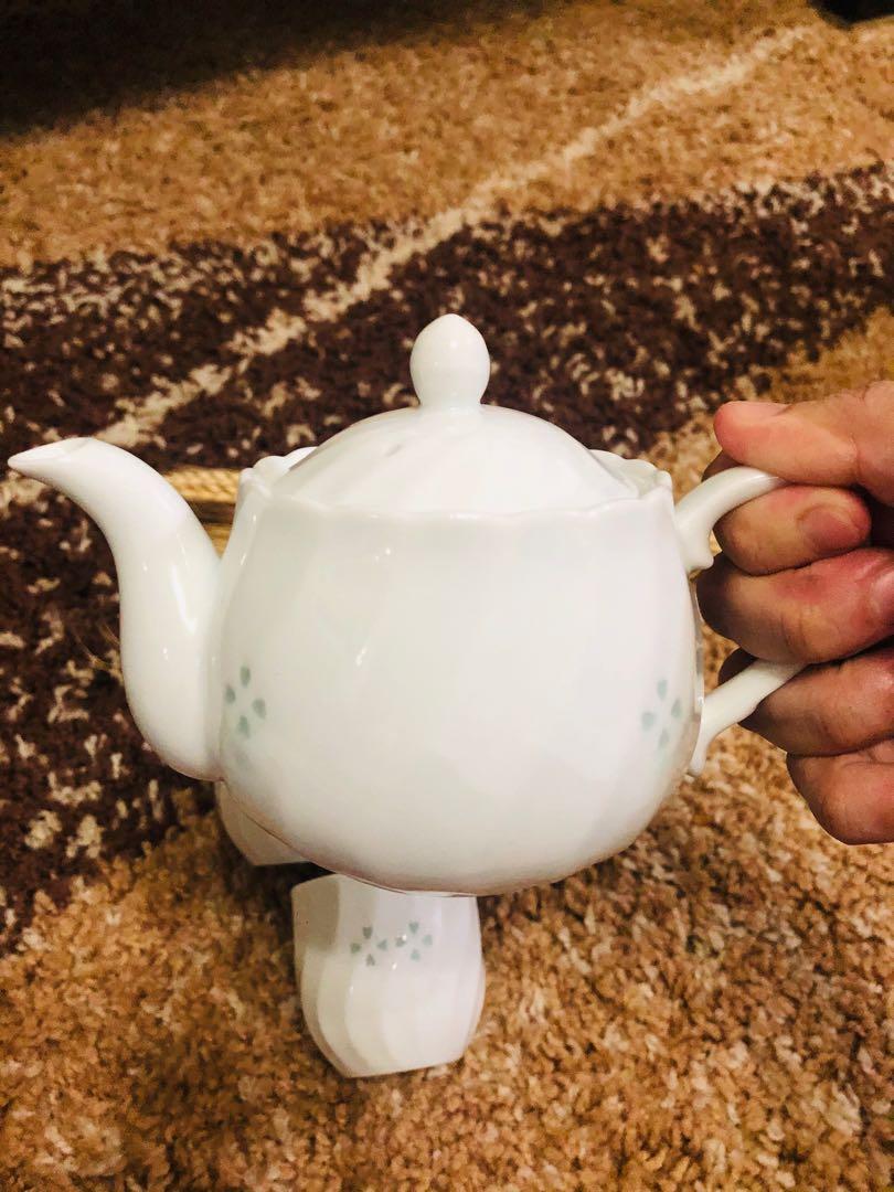 teapot set white arita porcelain (Category: Coffee & Tea Tableware) located in Manila. Submitted by littleliam85 (Listing ID 1031347673, Image 2). Description: sf c/o buyer.