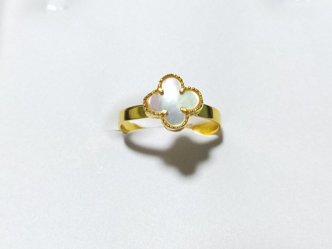 Gold hotsell clover ring