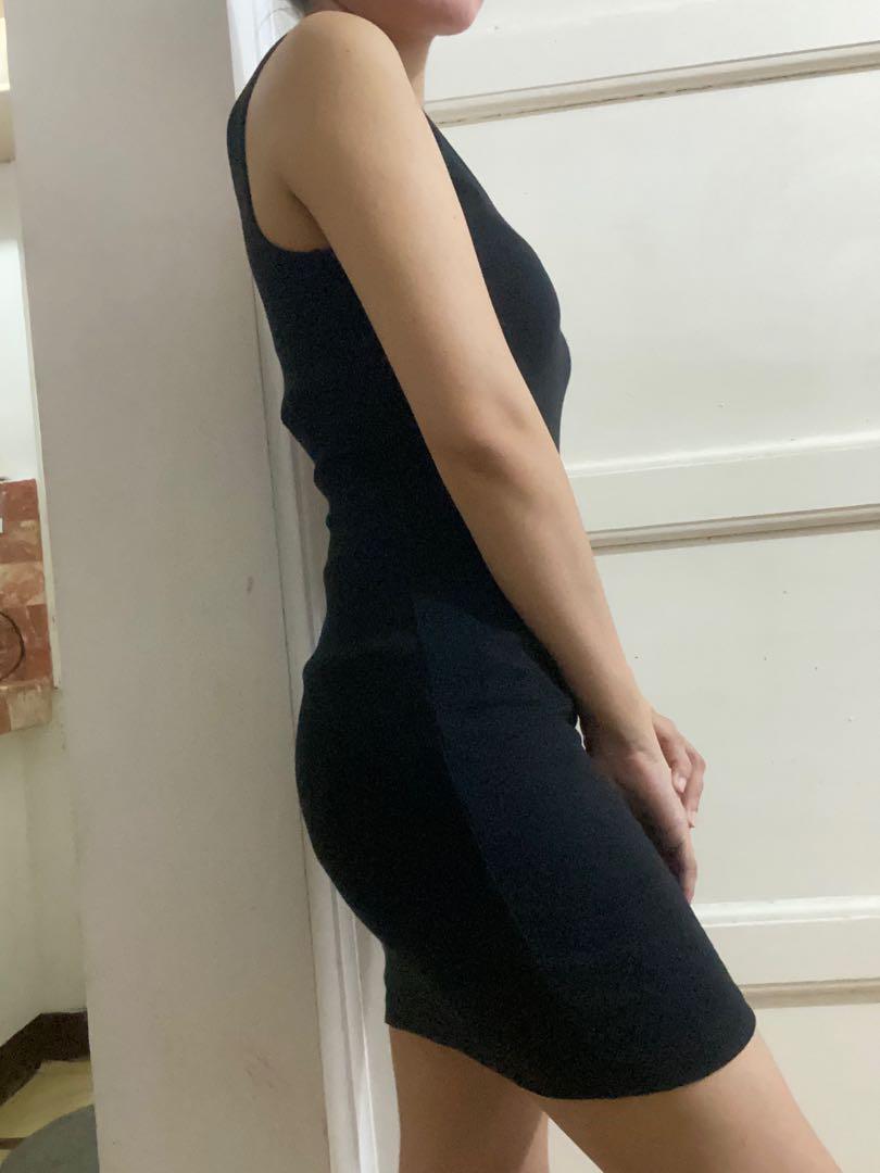 Black bodycon dress (Category: Dresses) located in Las Pinas. Submitted by issaprelovedstuff (Listing ID 1031572468, Image 1). Description: Black bodycon dress Stretchable See photo reference for the length .