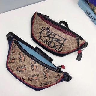 COACH 4590 抽象馬車圖案腰包 胸包 卡通 可愛 可放長夾 防水防刮 附購證