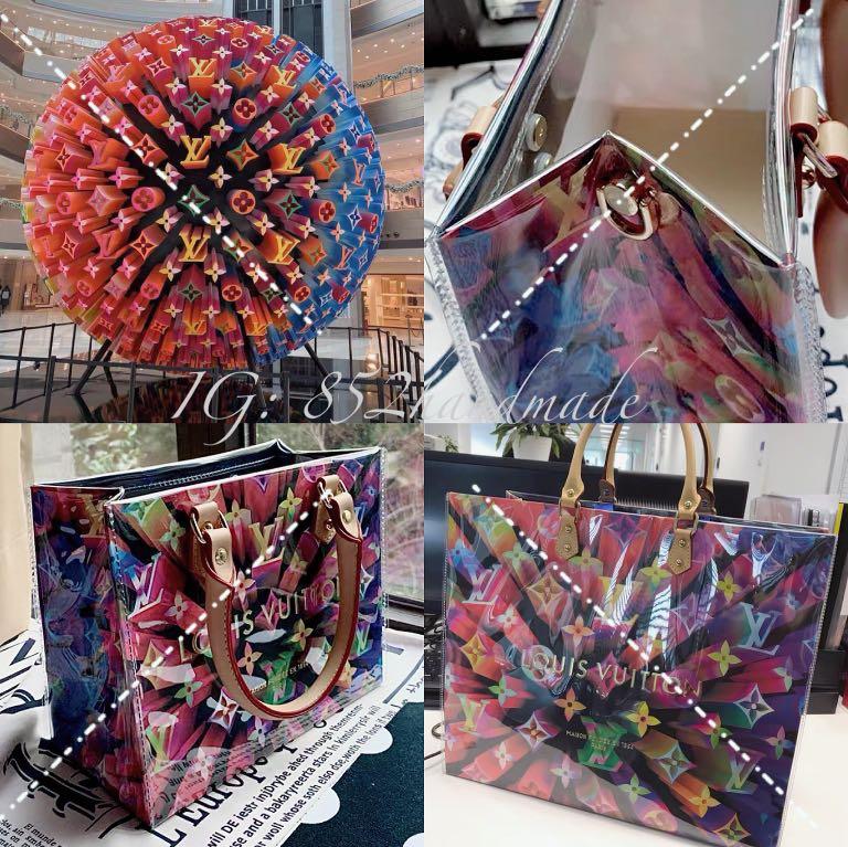 Dior （分類：長銀包）位於 Hong Kong。 由 julianed 提交（商品編號 1031479993，圖片 6）。簡介： $299起 實用尺寸可參考以下： Mini 15x*h13*6 (cm) 小 18*7*h26（cm） 中 32*10*h27（cm） 大 42*14*h31（cm） ReDesign設計概念 ： 以Re design的元素 把廢棄品重新設計 把浪費減至最細 從真實用家的觀感作精工三重加固設計 找尋屬於個人的獨特風格 太多人幾萬元買一個袋 皮的不愛護動物 難打理 膠的不愛護地球 難分解 如果好好地設計再重複使用 它就是一個高級的防水購物袋了 提供改裝服務改裝袋 客戶可以加入設計過程 透明度清晰 專業精品手工訂製 本地創作良心價格 由表面到袋內 以特厚防水物料 雙重加固包住紙袋 無需擔心下雨天 再由內到外以不同金屬加固一共14處 把不同尺寸的紙袋鞏固性大大提高 經測試可以放三支磅啦跨水都冇問題 除了包含 原廠皮手抽帶／可調節手抽扁帶 亦已配有斜孭專用金屬扣 