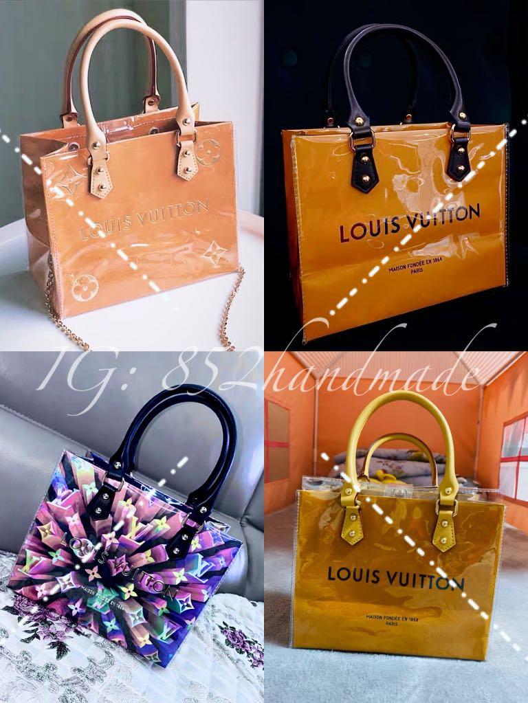 Dior （分類：長銀包）位於 Hong Kong。 由 julianed 提交（商品編號 1031479993，圖片 4）。簡介： $299起 實用尺寸可參考以下： Mini 15x*h13*6 (cm) 小 18*7*h26（cm） 中 32*10*h27（cm） 大 42*14*h31（cm） ReDesign設計概念 ： 以Re design的元素 把廢棄品重新設計 把浪費減至最細 從真實用家的觀感作精工三重加固設計 找尋屬於個人的獨特風格 太多人幾萬元買一個袋 皮的不愛護動物 難打理 膠的不愛護地球 難分解 如果好好地設計再重複使用 它就是一個高級的防水購物袋了 提供改裝服務改裝袋 客戶可以加入設計過程 透明度清晰 專業精品手工訂製 本地創作良心價格 由表面到袋內 以特厚防水物料 雙重加固包住紙袋 無需擔心下雨天 再由內到外以不同金屬加固一共14處 把不同尺寸的紙袋鞏固性大大提高 經測試可以放三支磅啦跨水都冇問題 除了包含 原廠皮手抽帶／可調節手抽扁帶 亦已配有斜孭專用金屬扣 