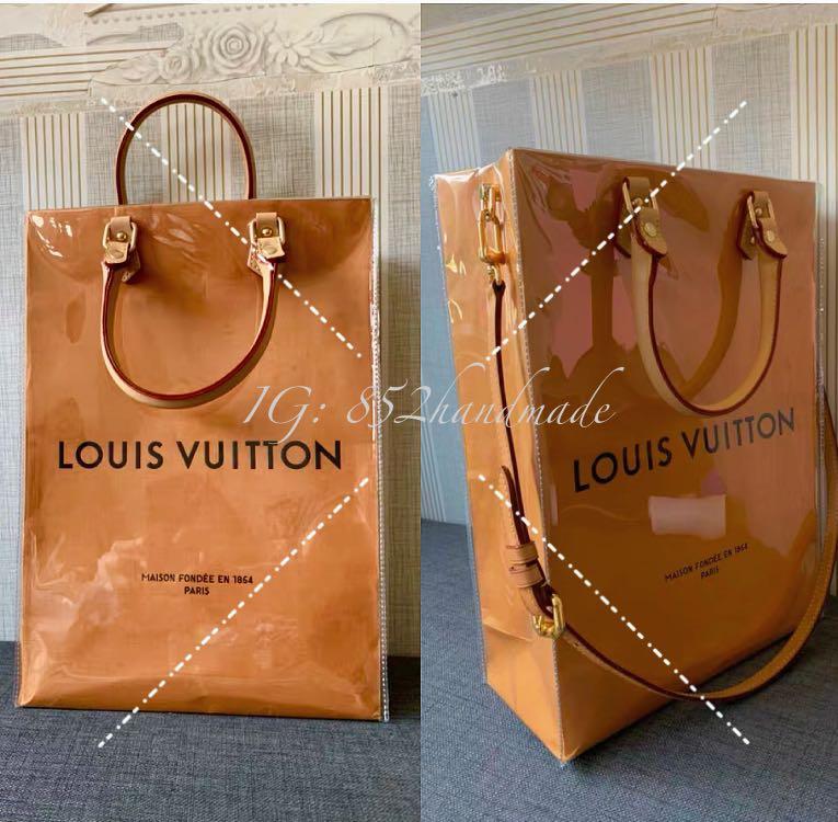 Dior （分類：長銀包）位於 Hong Kong。 由 julianed 提交（商品編號 1031479993，圖片 5）。簡介： $299起 實用尺寸可參考以下： Mini 15x*h13*6 (cm) 小 18*7*h26（cm） 中 32*10*h27（cm） 大 42*14*h31（cm） ReDesign設計概念 ： 以Re design的元素 把廢棄品重新設計 把浪費減至最細 從真實用家的觀感作精工三重加固設計 找尋屬於個人的獨特風格 太多人幾萬元買一個袋 皮的不愛護動物 難打理 膠的不愛護地球 難分解 如果好好地設計再重複使用 它就是一個高級的防水購物袋了 提供改裝服務改裝袋 客戶可以加入設計過程 透明度清晰 專業精品手工訂製 本地創作良心價格 由表面到袋內 以特厚防水物料 雙重加固包住紙袋 無需擔心下雨天 再由內到外以不同金屬加固一共14處 把不同尺寸的紙袋鞏固性大大提高 經測試可以放三支磅啦跨水都冇問題 除了包含 原廠皮手抽帶／可調節手抽扁帶 亦已配有斜孭專用金屬扣 