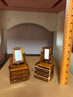 Miniature wood dresser with opening drawers 