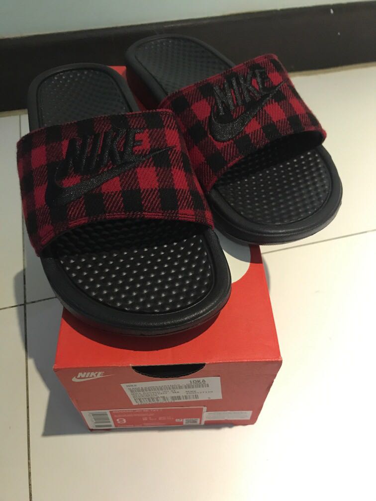 Nike plaid hotsell slides