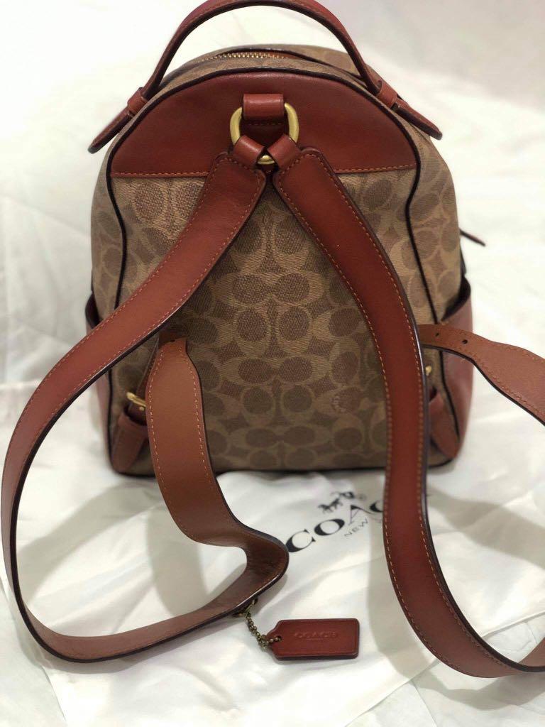Original preloved (Category: Luxury Bags & Wallets) located in Muntinlupa City. Submitted by tin09uy (Listing ID 1031542587, Image 1). Description: In good condition no flaws .