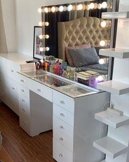 Vanity mirror and table set