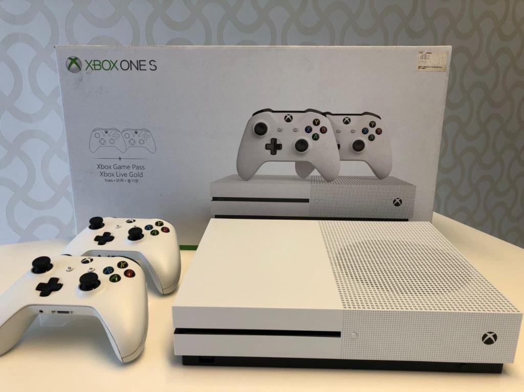 xbox s with 2 controllers